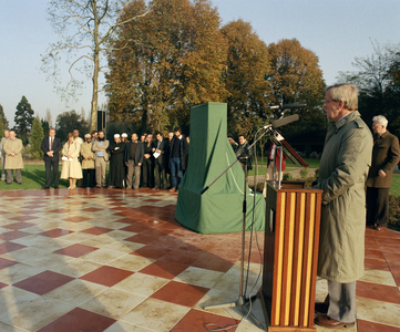119708 Afbeelding van een toespraak voorafgaand de onthulling van de, door Hamid Oujaha vervaardigde, gedenksteen, bij ...
